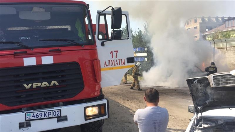 Огонь уничтожил две машины в Алматы