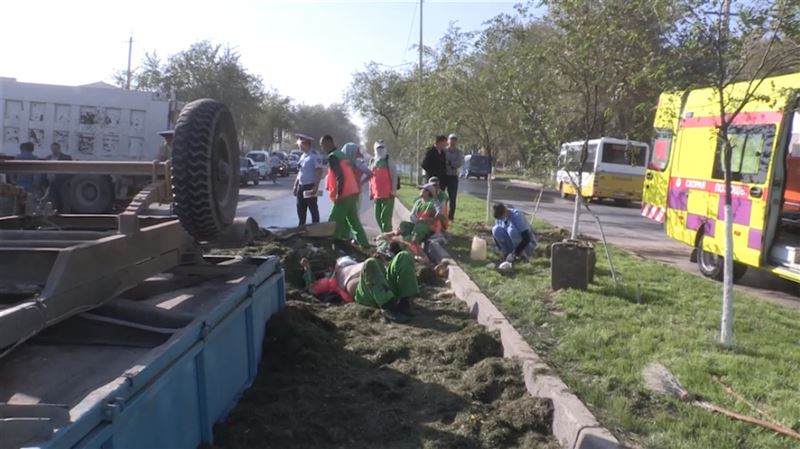 В Шымкенте самосвал снес трактор, пострадали 5 человек