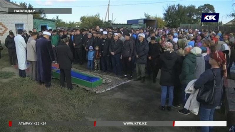 В Павлодаре похоронили братьев-подростков, погибших от удара током