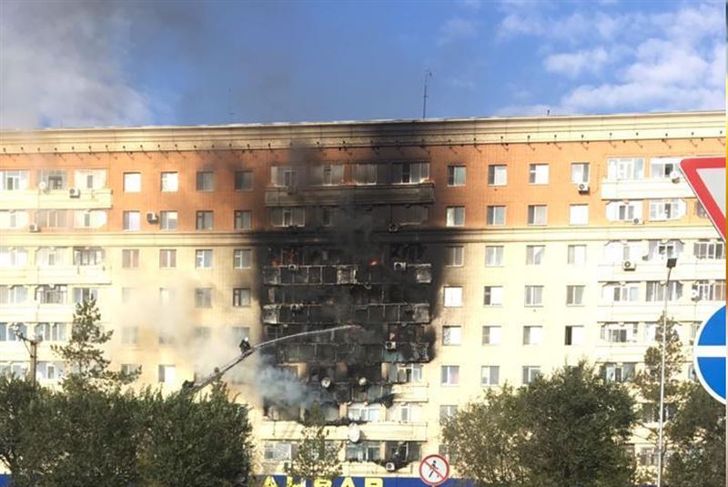 В Актобе девятиэтажный дом охватило огнем