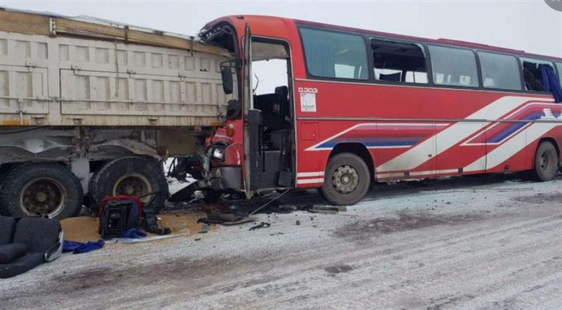 Автобус столкнулся с грузовиком в Карагандинской области: погиб человек