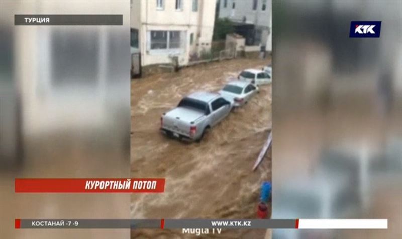 Потоки воды в курортном Бодруме уносят автомобили