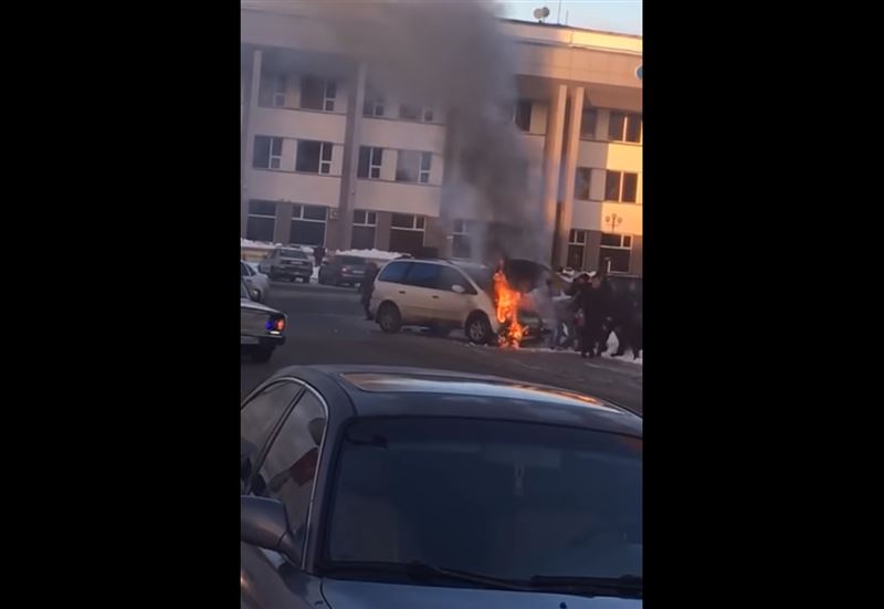 В Уральске у железнодорожного вокзала вспыхнул автомобиль