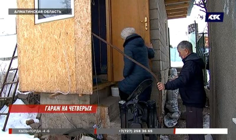 В Алматинской области мать-одиночка с детьми живет в гараже