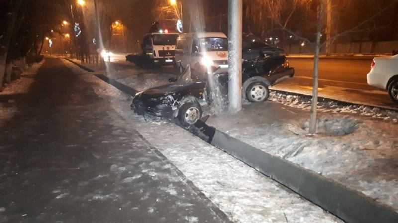 Врезался в автомобиль