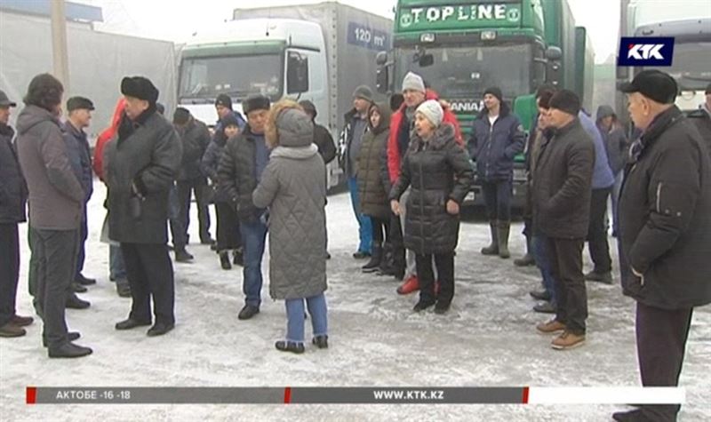 Алматинские дальнобойщики не могут забрать свои фуры и уже пишут в ООН