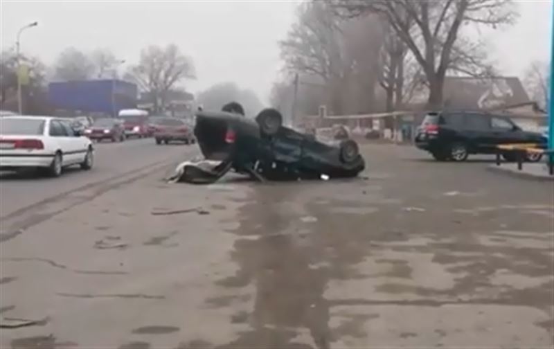 На Талгарском тракте автомобиль протащило на крыше не территорию АЗС