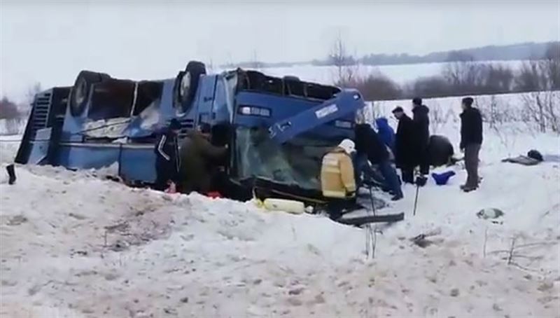 Балалар мінген автобус аударылып, 7 адам ажал құшты