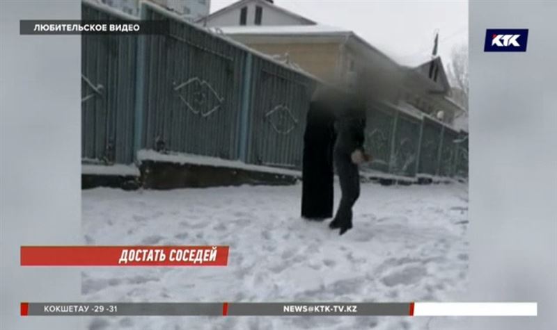 Алматинцы в шоке: соседи бегают по двору голыми, даже в мороз