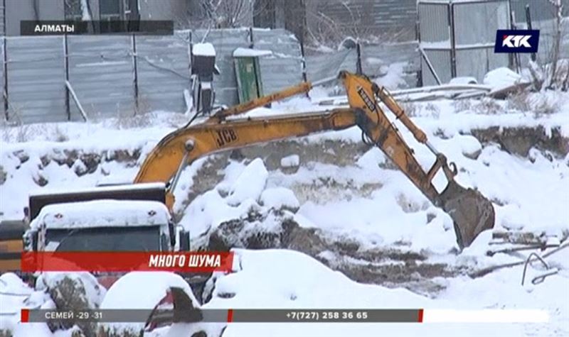 «Как будто землетрясение в 6 баллов»: алматинцев трясёт от стройки во дворе 