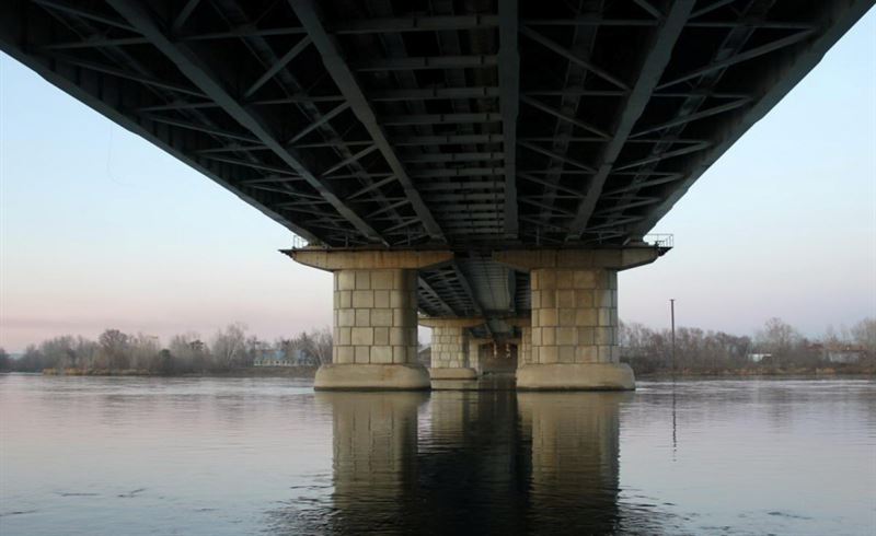 Өскеменде мас жігіт көпірден секіріп кетті