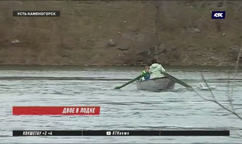 Школьники Усть-Каменогорска добираются до уроков на лодке 