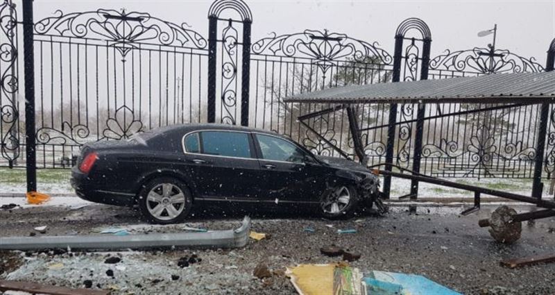 Врезался в автомобиль