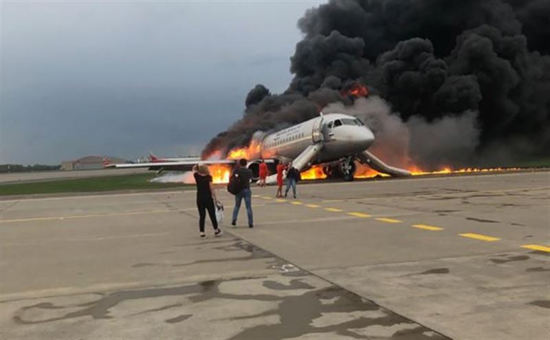  Появилось видео из салона загоревшегося в Шереметьево самолета  