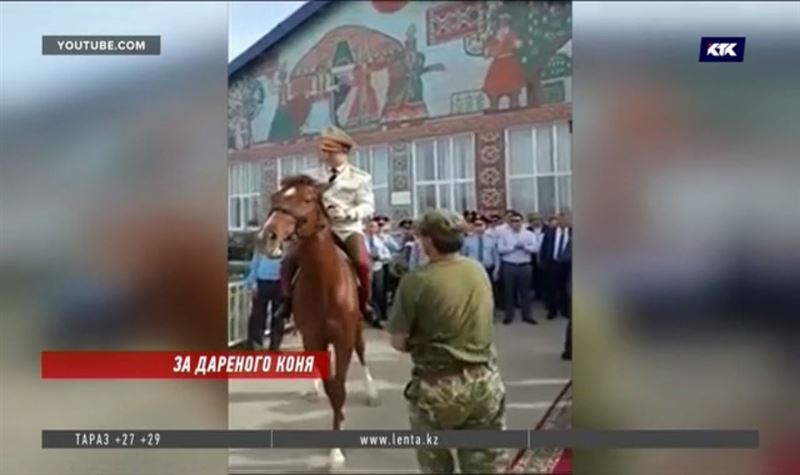 Президент потребовал разобраться с конём, подаренным начальнику полиции