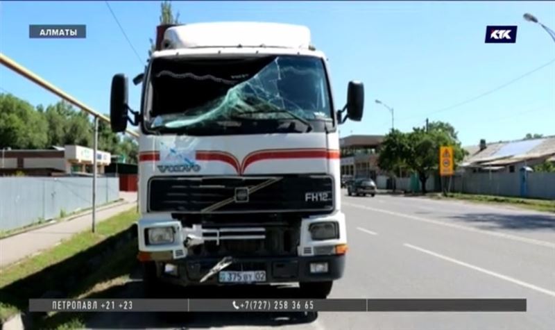 Алматыда жүк көлігі автобуспен соқтығысып, 2 адам жарақаттанды