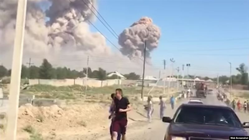 Пользователи соцсетей публикуют видео с места взрыва в воинской части в Туркестанской области