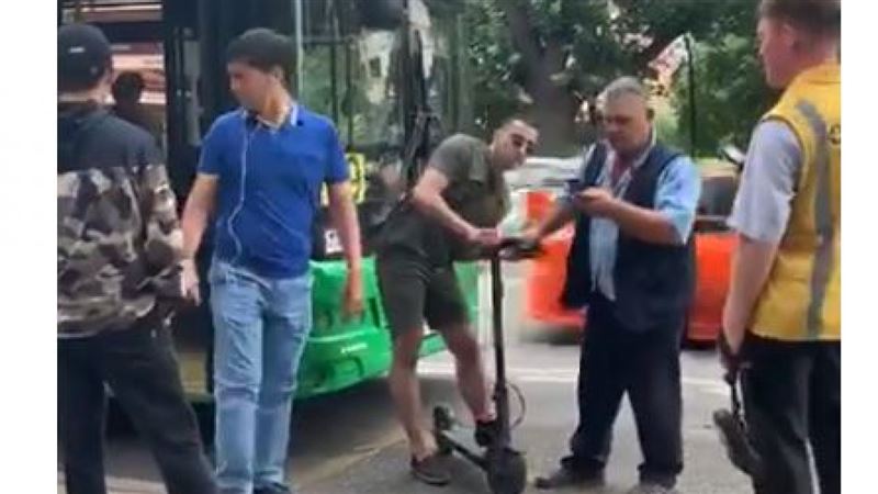 ВИДЕО (18+): Алматинца на самокате после драки с водителем автобуса сбила машина