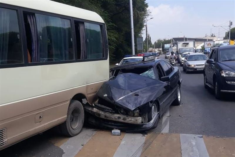 Авто на большой скорости врезалось в школьный автобус