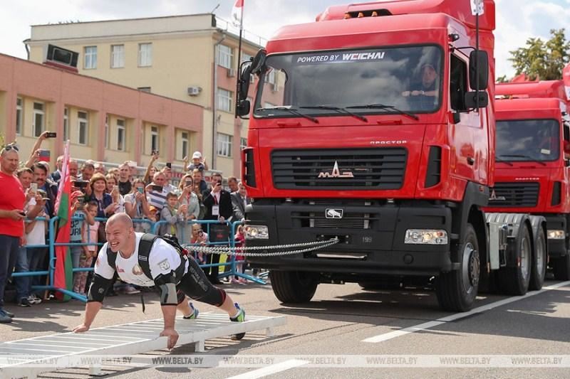 Палуан бір мезгілде 15 МАЗ көлігін сүйретіп, рекорд жасады