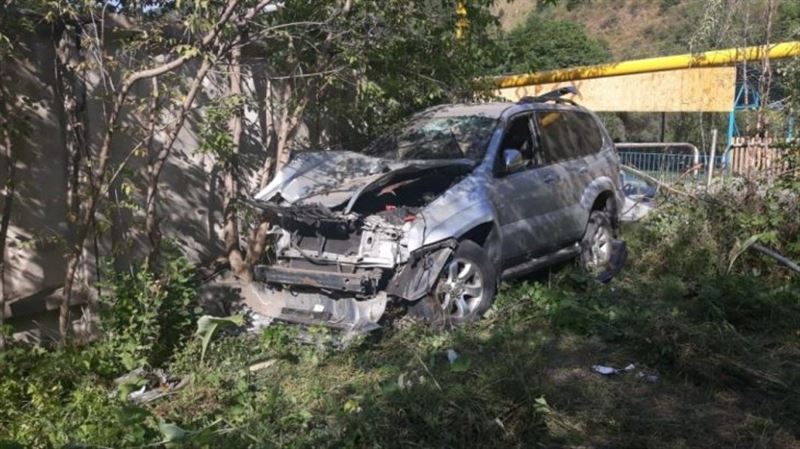 Алматыда әкесінің көлігін айдап кеткен бозбала сүйіктісімен апатқа ұшырады