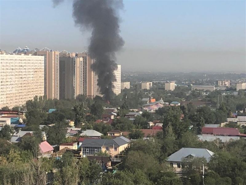 Рядом кз. Фото с пожаров в городе Алматы. Пожар в облаках Алматы. ЖК Манхэттен Казань горит.