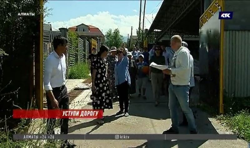 Улицу, перегороженную забором, вернули в общественное пользование