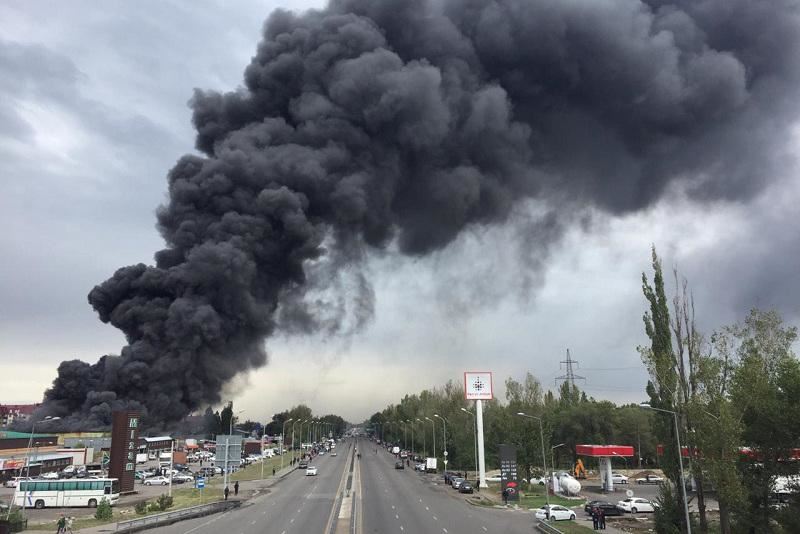 Барахолкадағы өрт тікұшақпен сөндірілуде