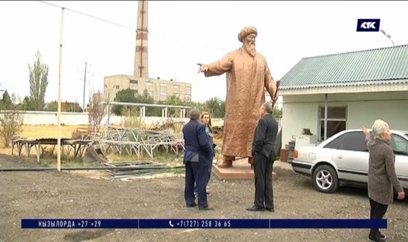 «Пытались его разрезать»: в Таразе изучают, какие «увечья» нанесли памятнику Жамбылу