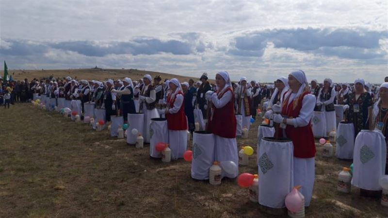 Жаңарқалықтар мың күбіге 10 мың литр қымыз пісіріп, рекорд жасады