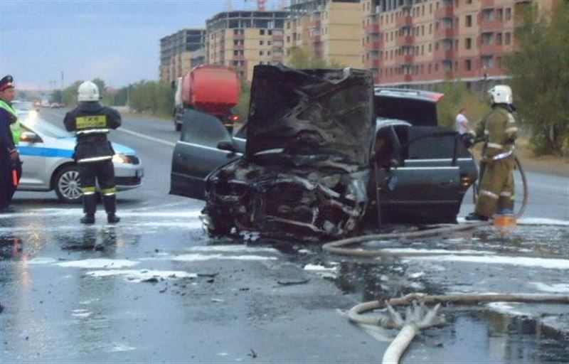 Оралда екі көлік соқтығысып, біреуі өртеніп кетті