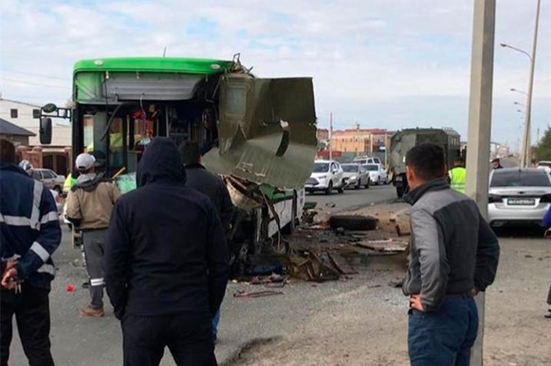 Атырауда автобус жүк көлігімен соқтығысып,  12 адам жарақаттанды