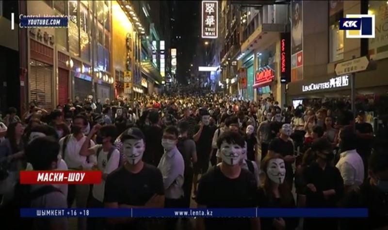 Клоуны и протестующие смешались на очередном митинге