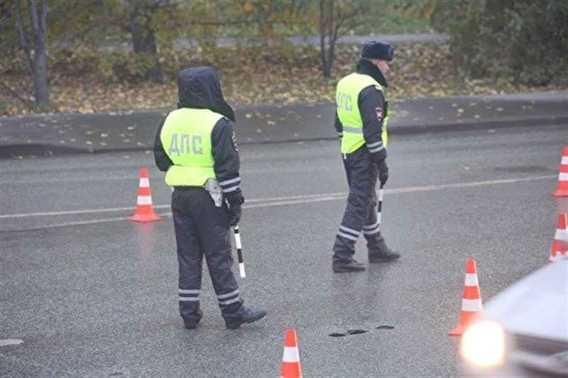 Танымал әншінің жанкүйерлері отырған автобус аударылып кетті