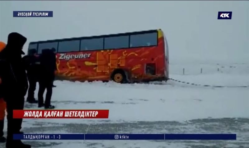 Алай-дүлей боранда 64 шетелдік мінген автобус жолдан шығып кетті