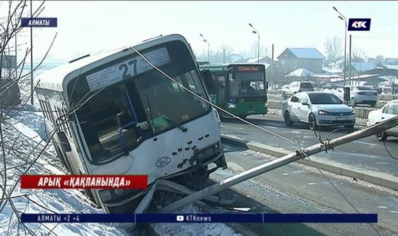 Алматыда жүйіткіген жеңіл көлік адам толы автобусқа соғылды