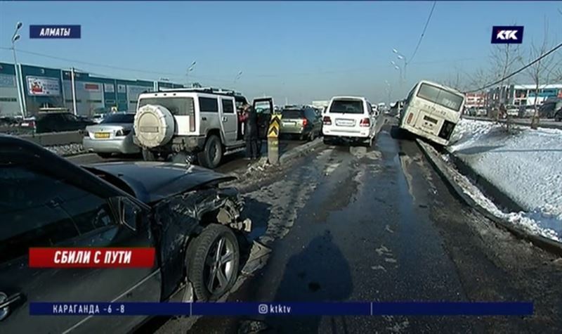 От удара «Мерседеса» автобус с пассажирами слетел в арык