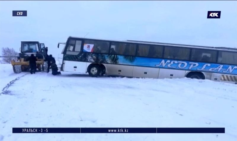 В СКО хоккейная команда попала в снежный занос