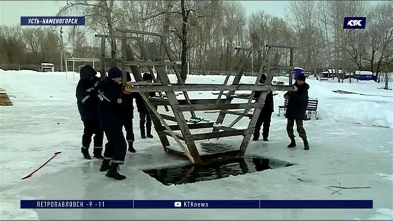 Перед Крещением спасатели проверяют толщину льда на водоемах