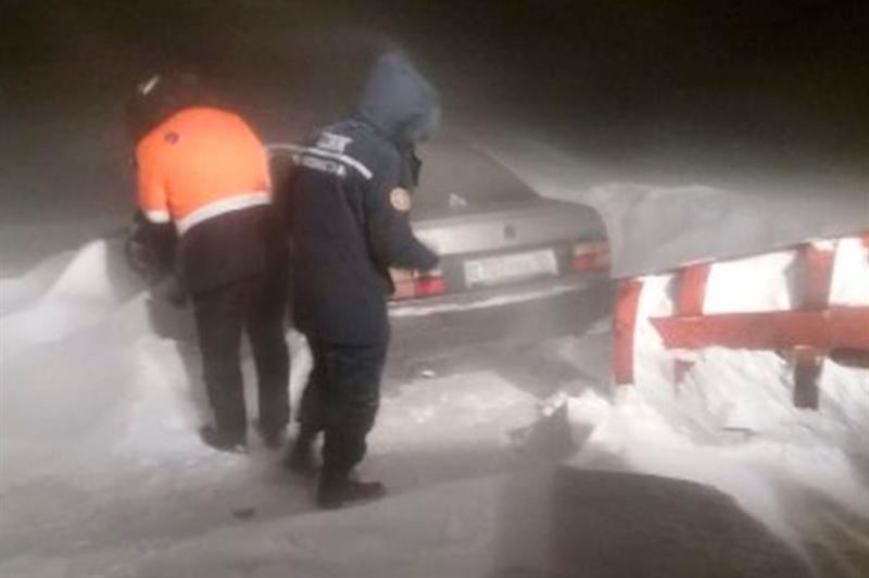 Қарағанды полицейлері 100-ден астам көлікті қар құрсауынан шығарды