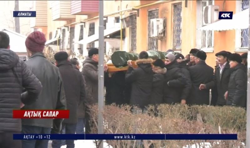 Ұшқыштың жерлеу рәсімінде Bek Air басшысы тілшілерден тұра қашты