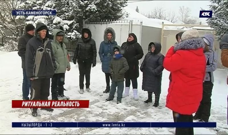 В частном секторе Усть-Каменогорска мир живых может смешаться с миром мертвых