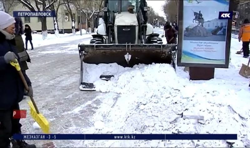 Убирая снег, коммунальщики Петропавловска сносят заборы, ломают деревья, крушат бордюры