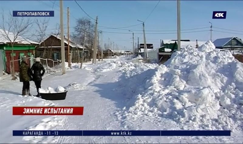 Битва со снежными завалами в Петропавловске: горожан просят, бизнесменов штрафуют