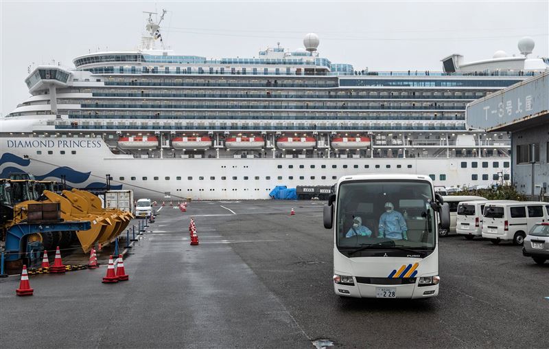 Два человека с круизного лайнера Diamond Princess умерли от коронавируса  