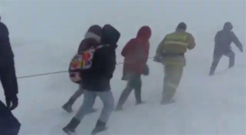 Сильный буран: в Акмолинской области сняли на видео  людей, связанных друг с другом веревкой