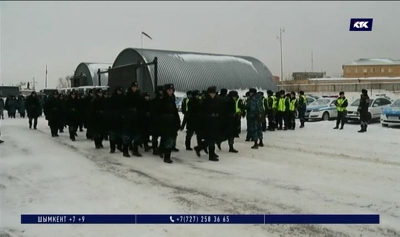 Чтобы переквалифицироваться из юриста в полицейского, нужно быть здоровым, пройти практику в органах и спецкурс