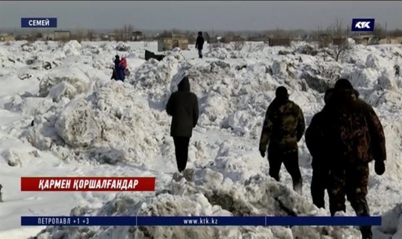 Семейде шенеуніктер саяжай төңірегіне төгілген қоқыс пен қарды білмей келген 