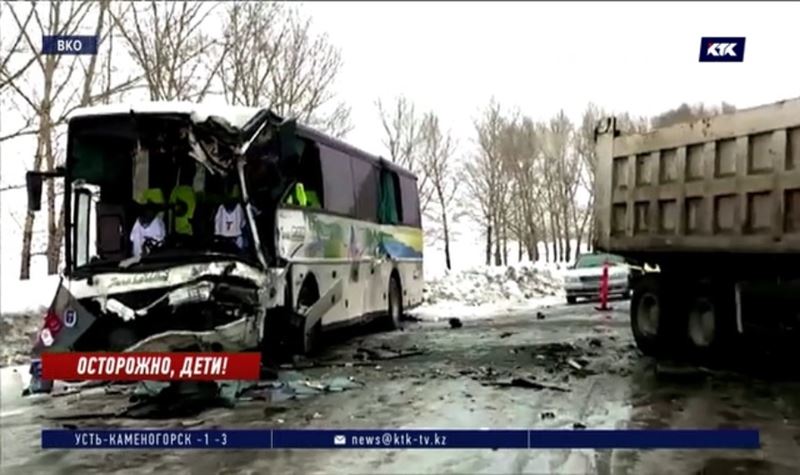 14 школьников пострадали при столкновении автобуса с грузовиком