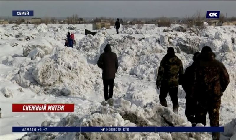 Снежный полигон грозит поглотить дачный массив в Семее